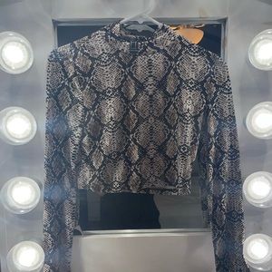 Snake print long sleeve crop top, very smooth texture as well as stretchy